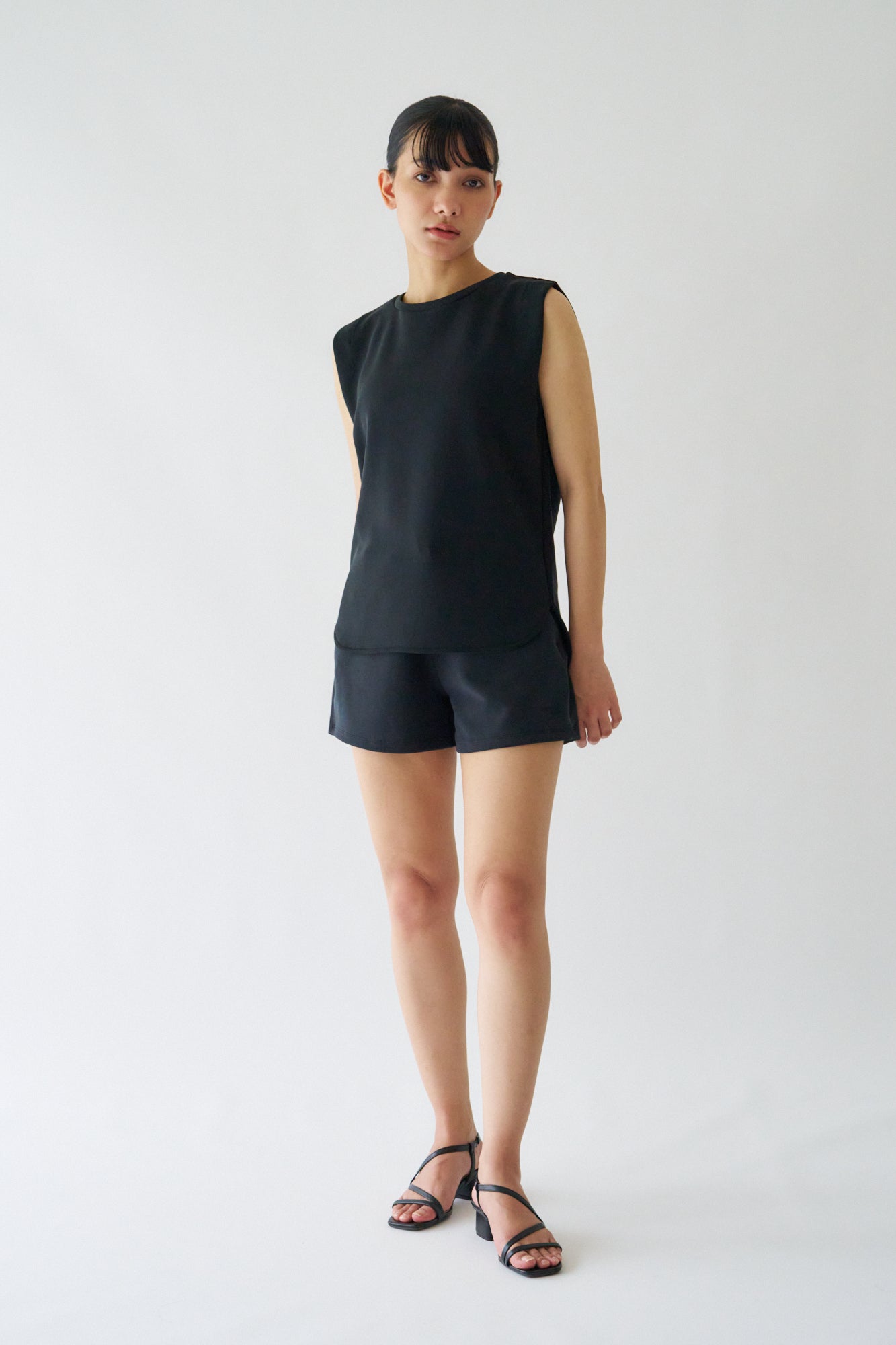 ZEN SEAMLESS タックノースリーブシャツ