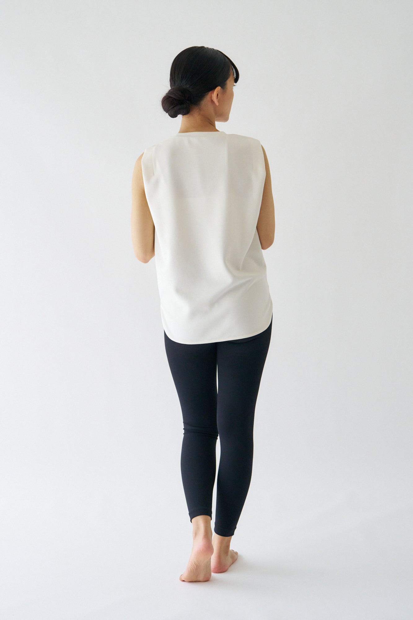 ZEN SEAMLESS タックノースリーブシャツ