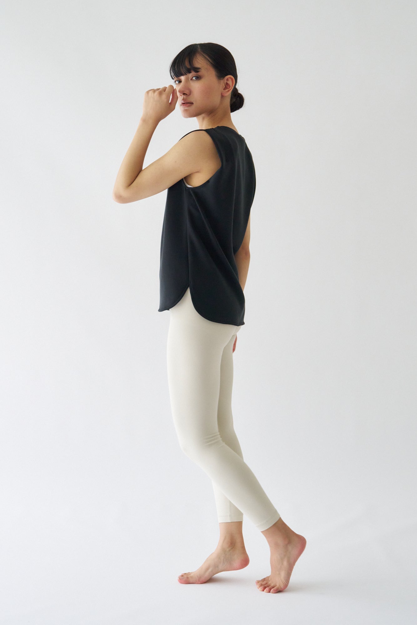 ZEN SEAMLESS タックノースリーブシャツ