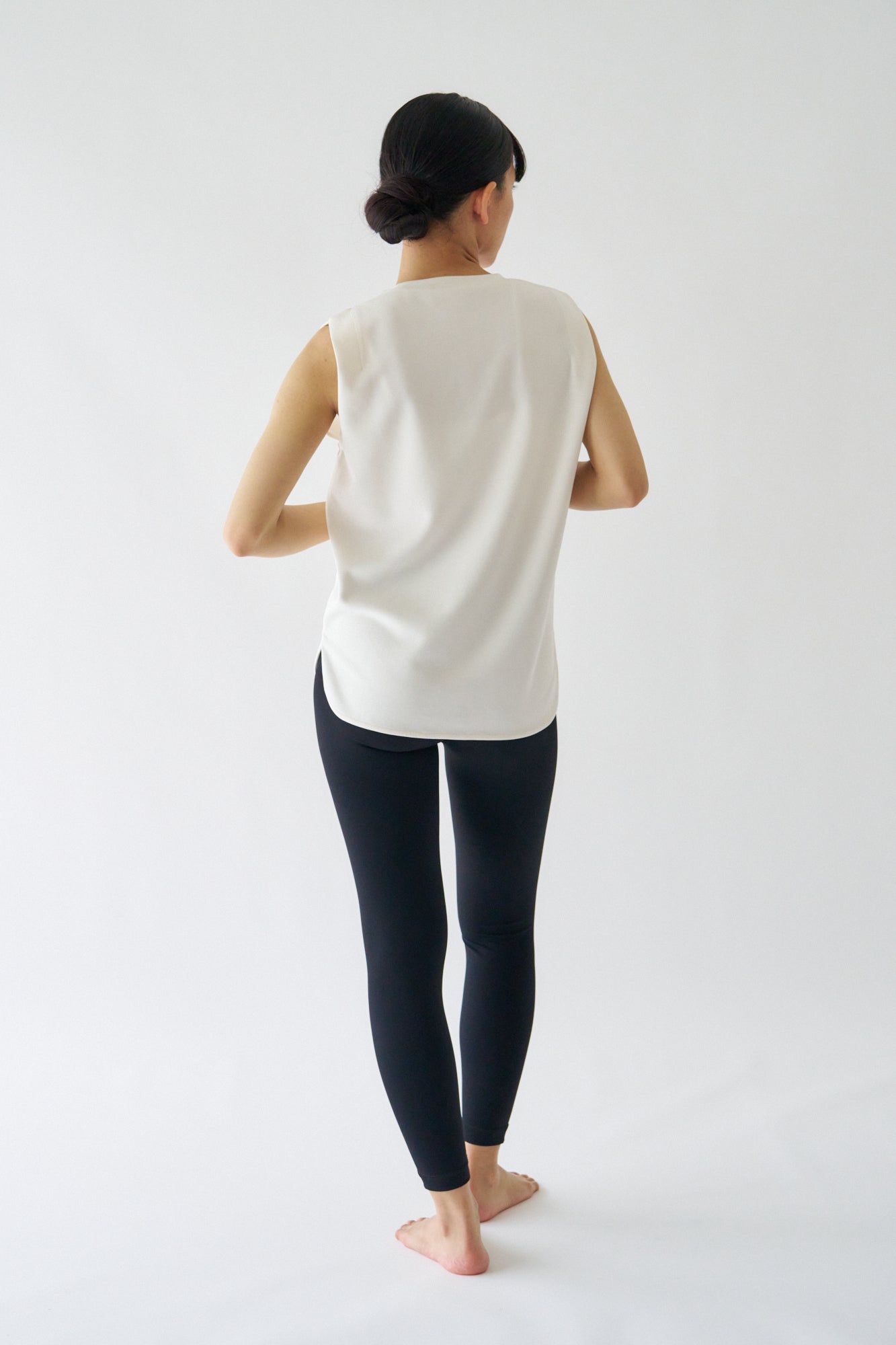 ZEN SEAMLESS タックノースリーブシャツ